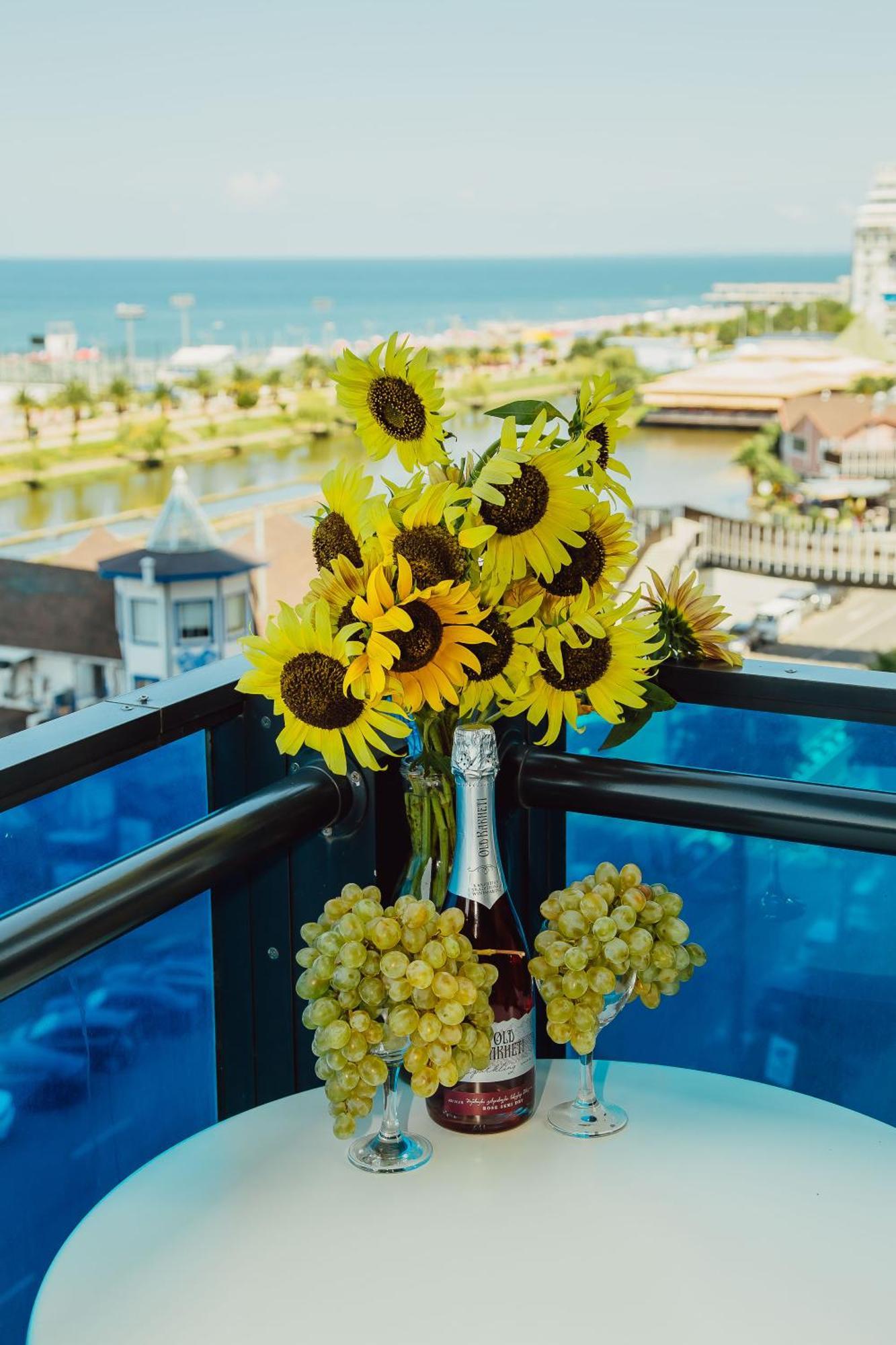 Sea ​​View In Orbi City Batumi Eksteriør billede